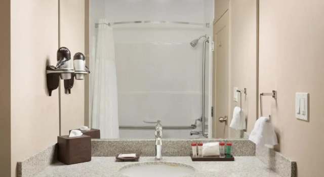 Номер Standard Ramada by Wyndham Emerald Park/Regina East
