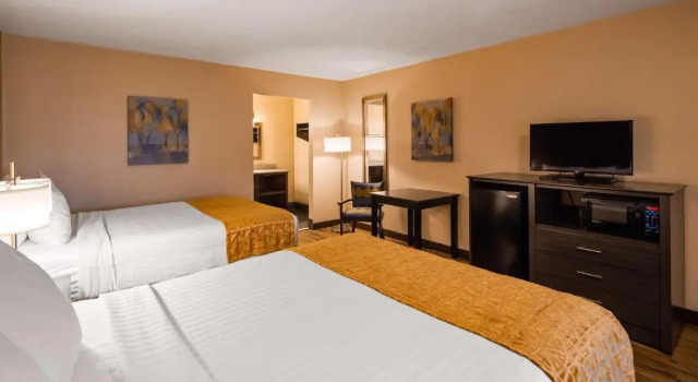 Четырёхместный номер Standard с видом на бассейн Best Western Toni Inn