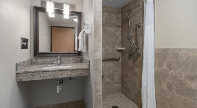 Четырёхместный номер Standard AmericInn by Wyndham Bemidji