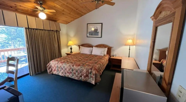 Номер Standard с видом на горы Whispering Pines Lodge