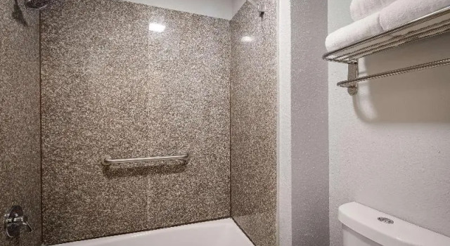 Четырёхместный номер Standard SureStay Plus Hotel by Best Western Hammond