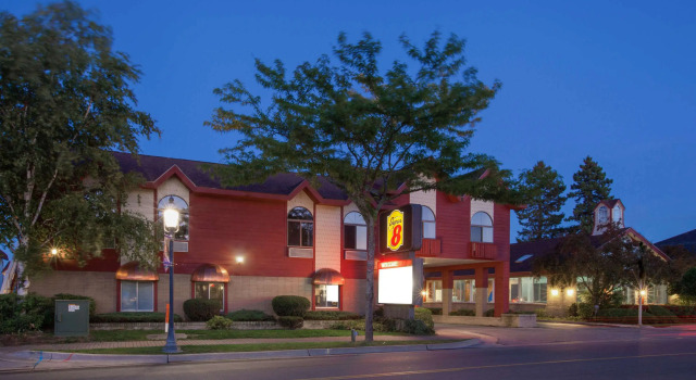 Super 8 Beachfront by Wyndham Mackinaw City, MI, Забронировать Отель Отели Макино-Сити с завтраком, рядом с Причал паромной переправы Макино-Сити, Завтраки