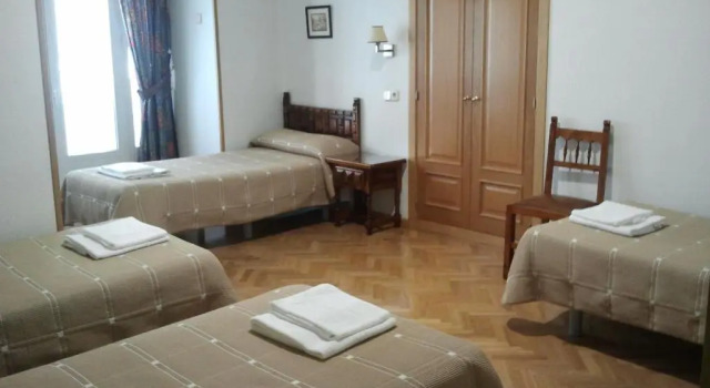 Семейный номер Standard с балконом Hostal Biarritz