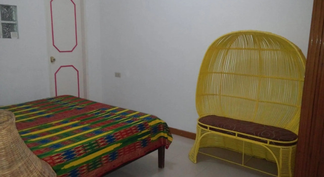 Yellow HOUSE Vacation Rental, Book Pension Billige hoteller i Zambales