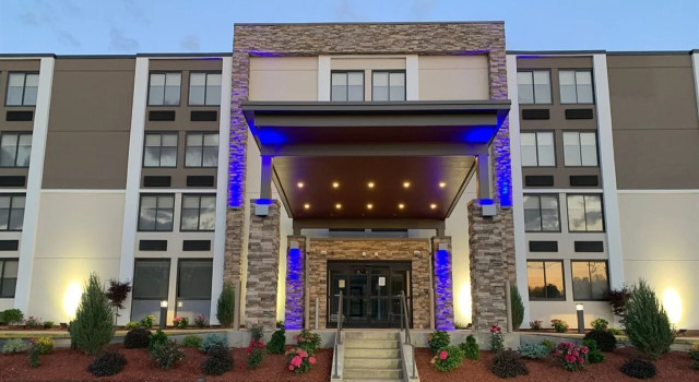 Comfort Inn & Suites Fall River, Varaa Hotelli Hotellit New England uima-altaalla, Uima-allas