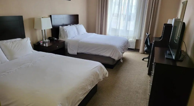 Четырёхместный номер Standard Holiday Inn Express Hotel & Suites Tipp City by IHG