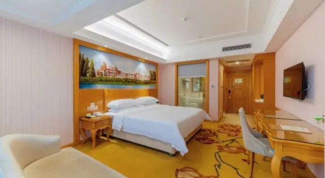 Vienna Hotel (Huizhou Zhongkai High-speed Railway Station Green Fairy Tale Branch), Boek Hotel Hotels in Guangdong met parkeren, Parkeren