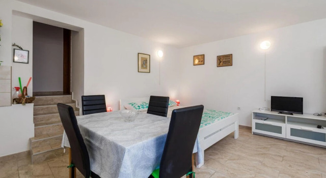 Beautiful Apartment in Mali Losinj With Wifi, Забронировать Апартаменты/квартира Отели Мали-Лошиня с парковкой, рядом с Mali Losinj Ferry Port, Парковка