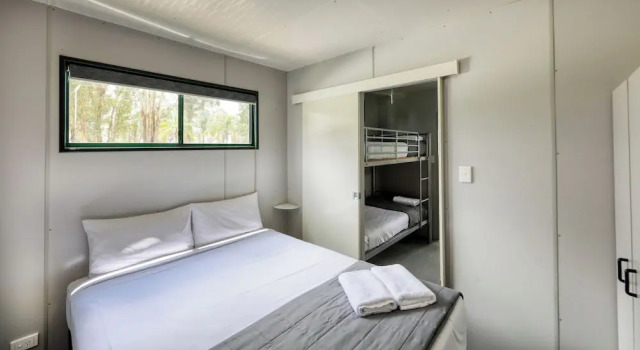 Четырёхместный семейный номер Standard с балконом Milmerran Village Caravan Park
