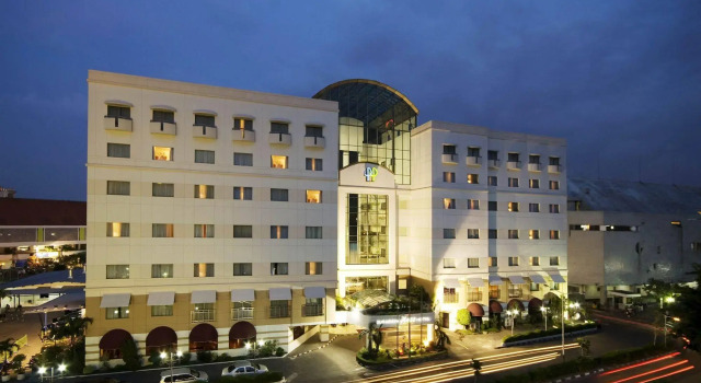 Surabaya Suites Hotel Powered by Archipelago