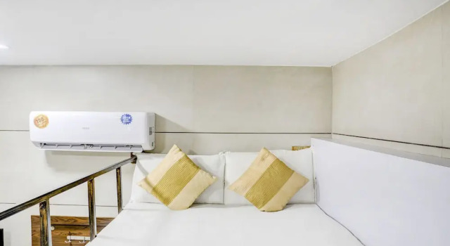 Номер Deluxe Hotel Rooms Dadar near Station