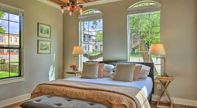 Beautiful Hill Country Cottage - Walk to Downtown!, Varaa Lomakoti Comfort Texas Hill Country