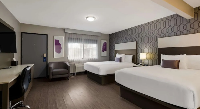 Семейный номер Deluxe Sunset West Hotel, SureStay Collection By Best Western
