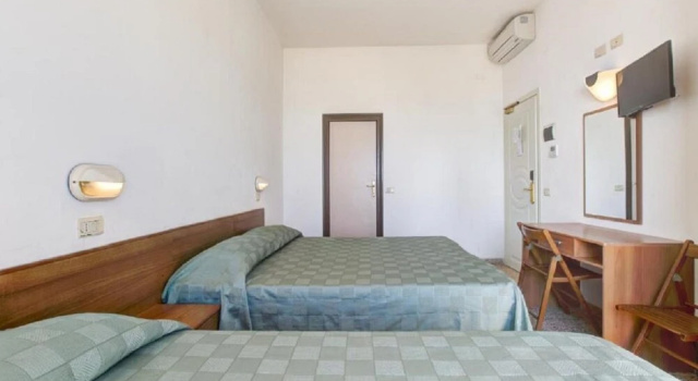 Трёхместный номер Economy с балконом и с видом на бассейн Hotel Atlas