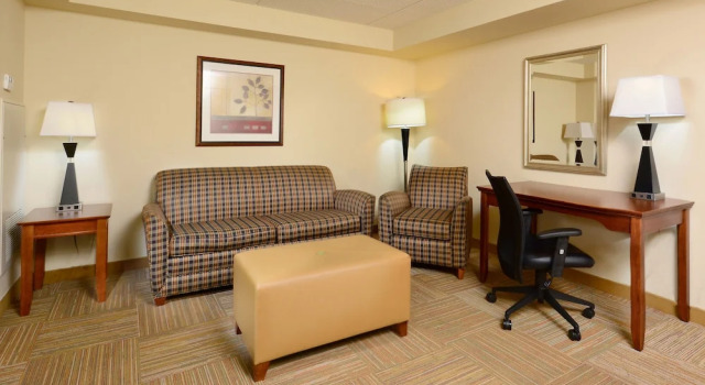 Люкс Executive c 1 комнатой Hampton Inn Raleigh Capital Blvd North