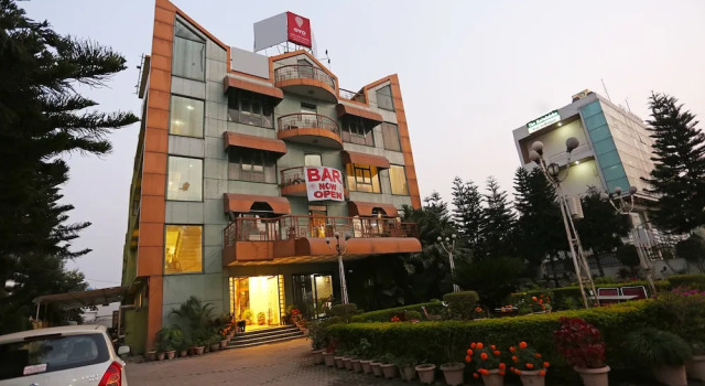 OYO 10072 Hotel Amrit Regency