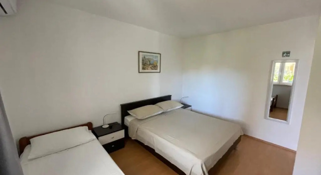 Apartmani Jasminka, Забронировать Отель Отели Водице с парковкой, рядом с Частный Пляж Отеля «Кристина», Парковка