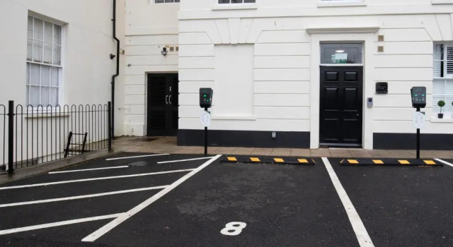 Elliot Oliver - Luxury 2 Bedroom Regency Apartment With Parking & EV Charger