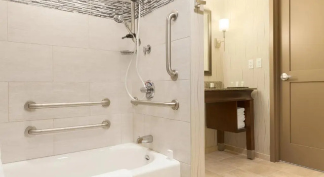 Четырёхместный номер Standard Embassy Suites Saratoga Springs