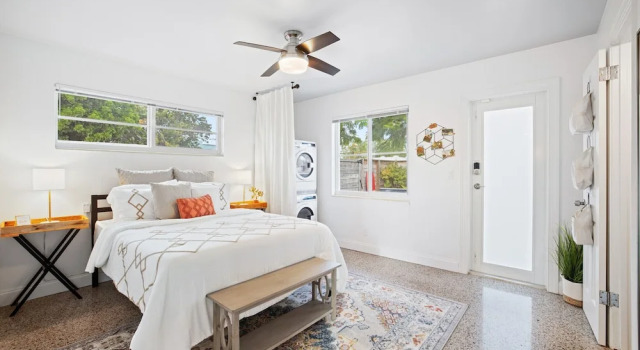 Modern Downtown Bungalow, Забронировать Отель Лейк-Уорт Palm Beach County, рядом с Palm Beach Institute of Contemporary Art