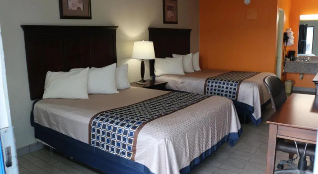 Четырёхместный номер Standard LoneStar Inn