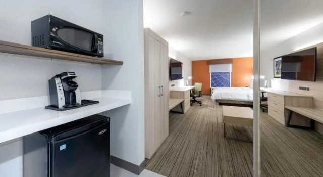 Люкс Holiday Inn Express Hotel & Suites Petersburg/Dinwiddie by IHG