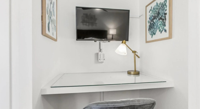 Designer Condo on River - Steps to Aspen Center