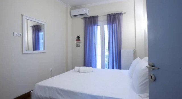 Апартаменты Comfortable Apartment At The Foot of The Odeon of Herodes Atticus