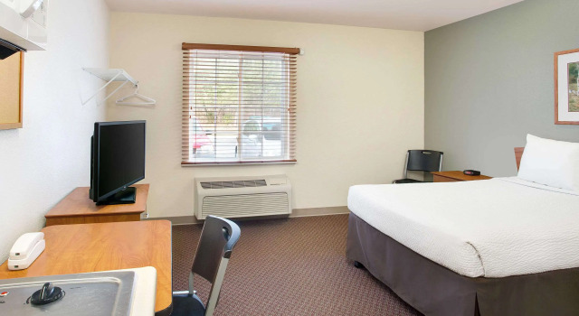 Четырёхместный люкс с видом на озеро WoodSpring Suites Asheville - Biltmore West