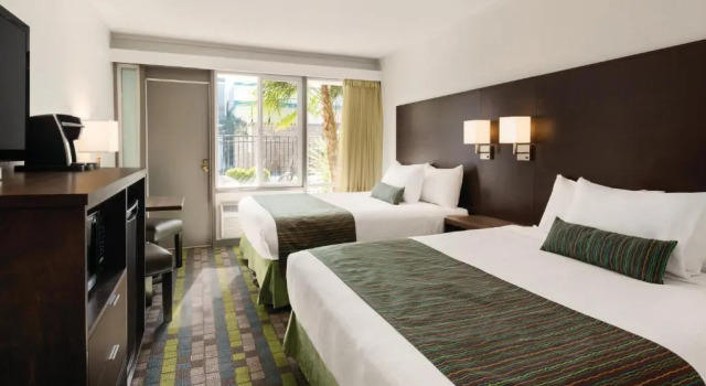 Четырёхместный номер Superior с видом на бассейн Days Inn by Wyndham Victoria Airport Sidney