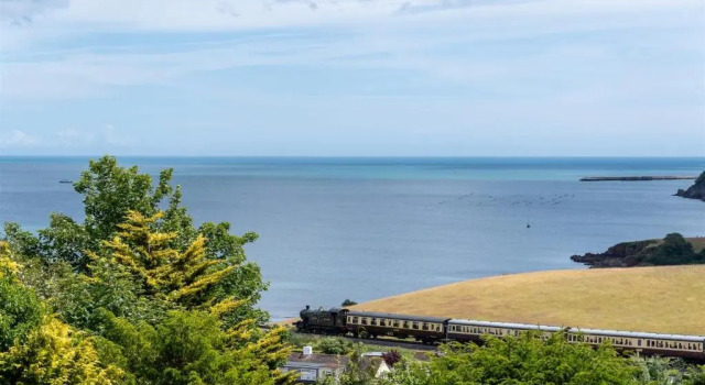 Коттедж The Spinney - Spectacular views over the bay and close to beach with parking