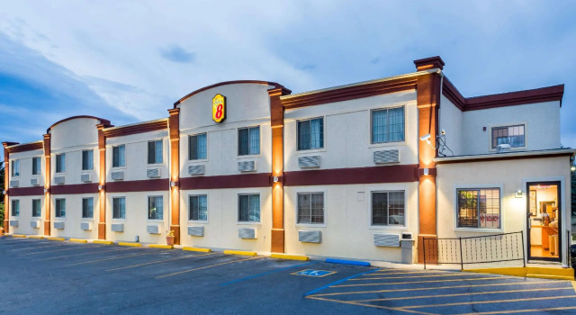 Двухместный номер Standard Super 8 by Wyndham Douglas