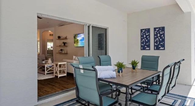 WHISPERING PALM Newly renovated cozy fenced in pool home - sleeps 8