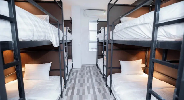 Кровать в общем номере Bona Hotel