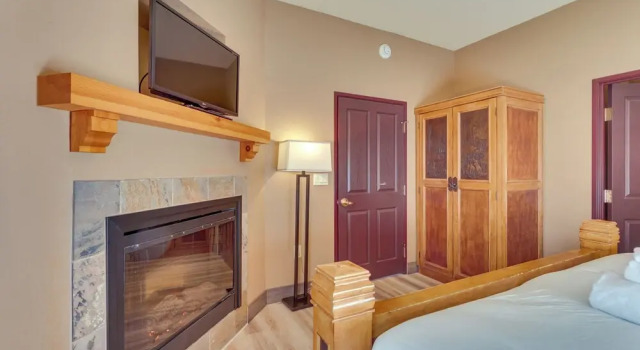 Wisconsin Dells Resort Condo w/ 2 Fireplaces, Забронировать Курортный отель Курортные отели The Dells, Курортный отель