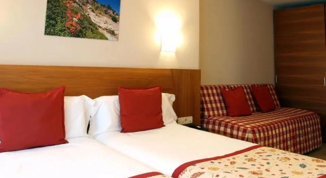 Четырёхместный номер Standard с балконом Hotel Guillem & Spa