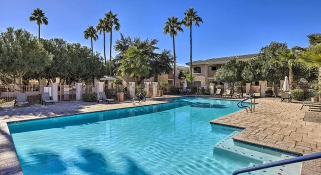 Апартаменты с 3 комнатами с балконом Dog-friendly Condo w/ Pool & Hot Tub in Phoenix