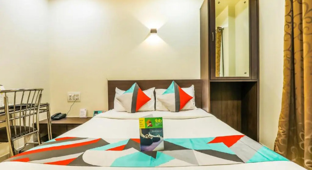 Номер Deluxe FabHotel Adore Inn