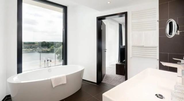Люкс с балконом Courtyard by Marriott Wolfsburg