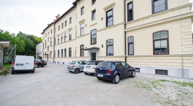 Apartment for four with free parking