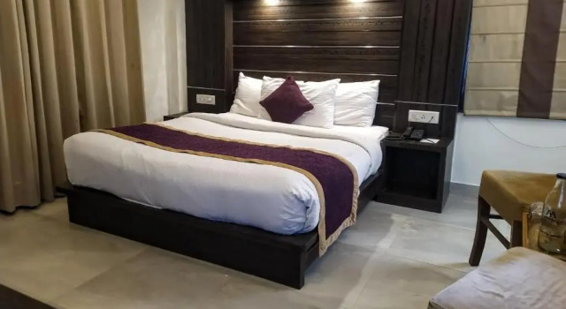 Hotel Holiday Highlights by Howard