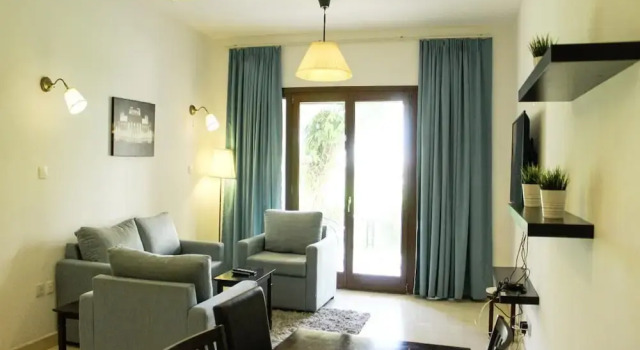 Charming 2-bedroom Marina Getaway, Book Lejlighed Hoteller i Taqah med parkering, Parkering