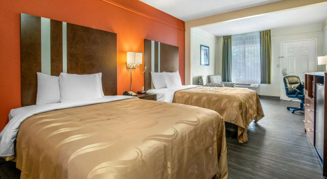 Четырёхместный номер Standard Quality Inn & Suites Jacksonville-Baymeadows