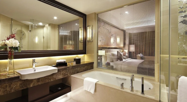 Standard Lounge Access Double room with lake view Crowne Plaza Shaoxing by IHG