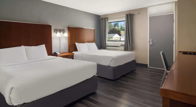 Шестиместный семейный номер Standard Canadas Best Value Inn & Suites Kamloops