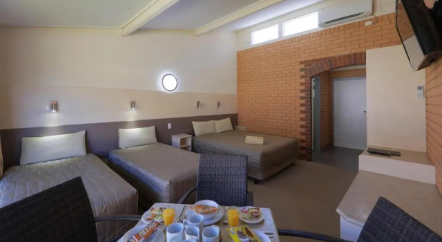 Четырёхместный номер Standard Tenterfield Motor Inn