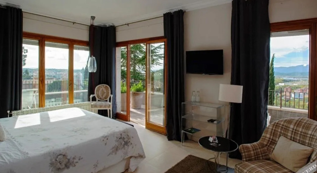 Montjuic Bed & Breakfast, Rezervasyon Otel Juià Gironès