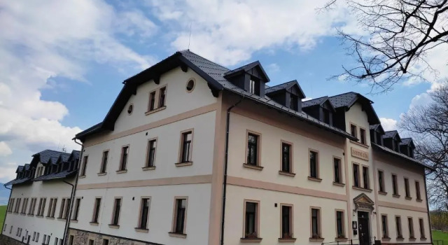 Hotel Poutní dům, Book Hotel Hoteller i Kraliky med parkering, Parkering
