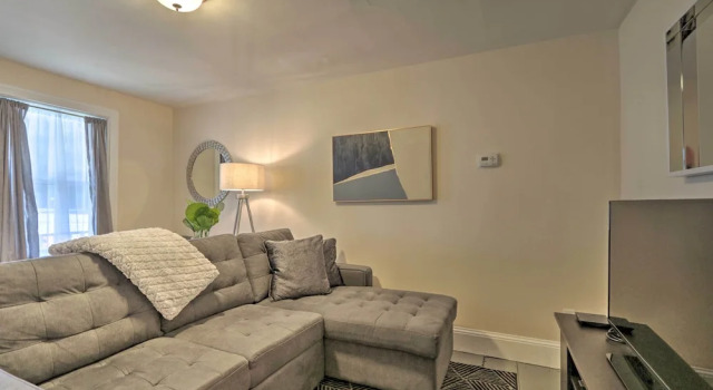 Коттедж с 2 комнатами с балконом Cozy Lambertville Abode in the Heart of Downtown!