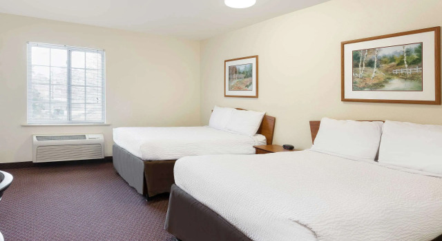 Четырёхместный номер Standard WoodSpring Suites Tyler Rose Garden